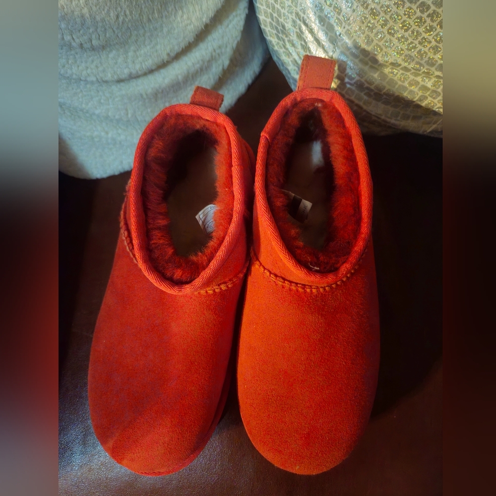 UGG 1116109 Red Low Shearling Ankle Boot Women Size 7